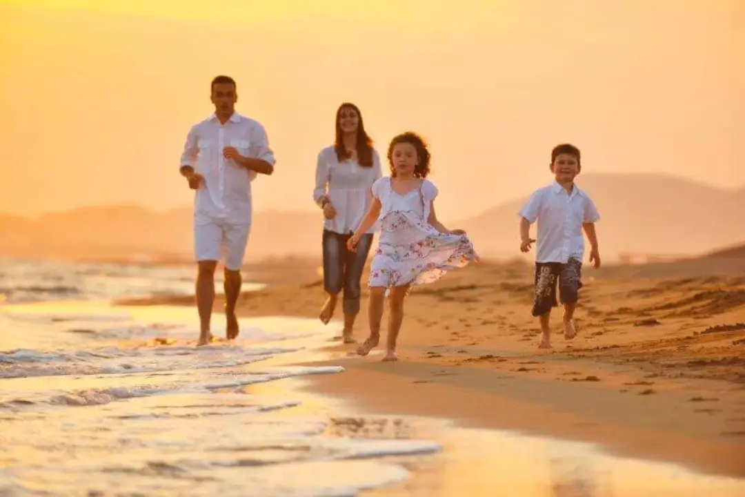 Família caminhando na praia